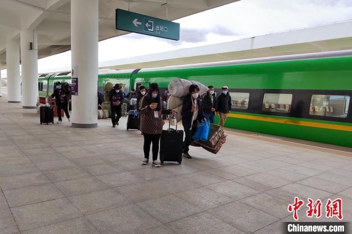 10月6日，乘客乘復工專列抵達日喀則?！±_車務段 供圖