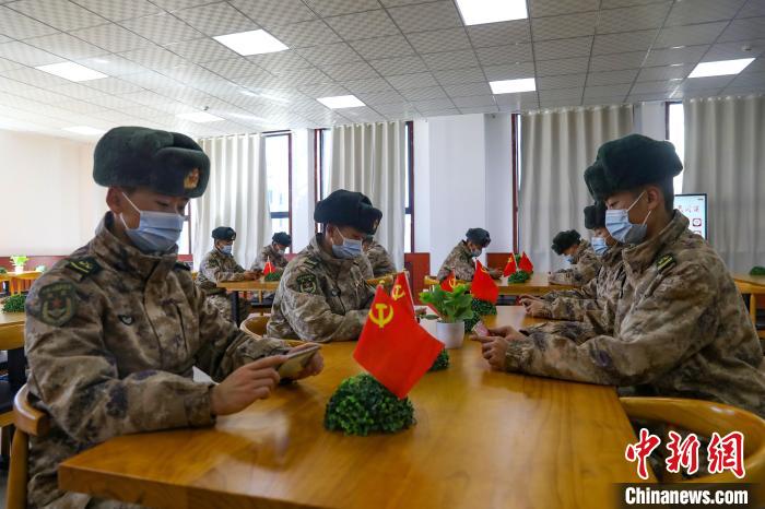 圖為阿里軍分區(qū)某邊防團組織官兵通過手機收聽收看二十大開幕盛況?！詵|供圖