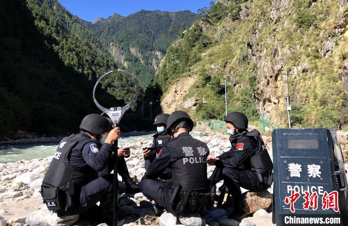 圖為西藏吉隆出入境邊防檢查站移民管理警察在中尼邊境巡邏途中收看二十大開幕直播?！」陆y(tǒng) 攝