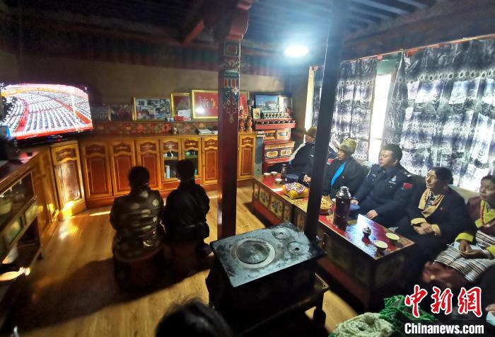 圖為西藏普蘭出入境邊防檢查站斜爾瓦執(zhí)勤點移民管理警察與駐地民眾一起收看二十大開幕盛況?！」鶗怨?攝