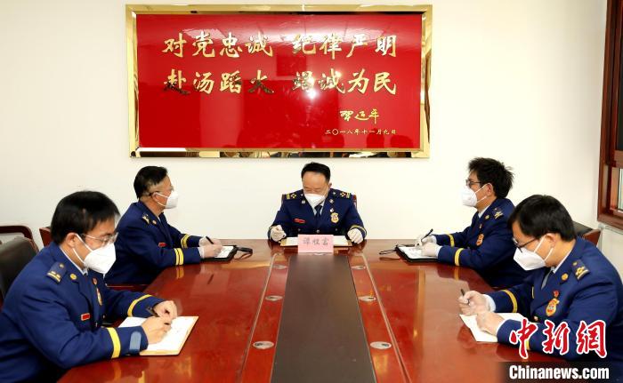 圖為西藏森林消防總隊在二十大開幕會結(jié)束后組織學習討論?！∥鞑厣窒揽傟牴﹫D