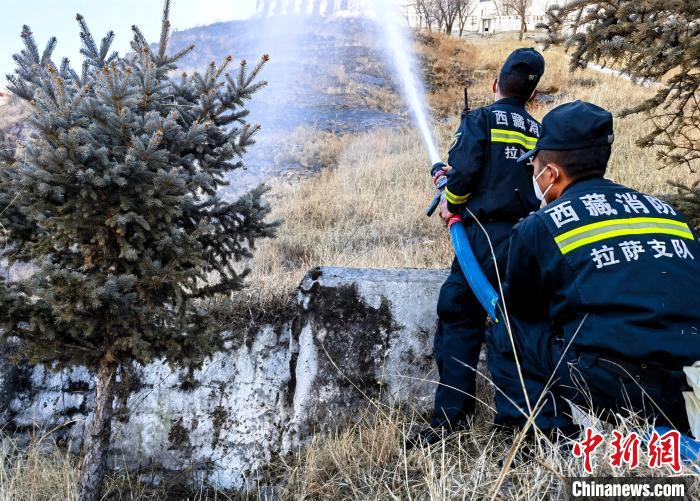 12月6日，布達(dá)拉宮消防救援大隊(duì)在布達(dá)拉宮山體林草區(qū)域開展?jié)窕ぷ鳌！㈣?攝