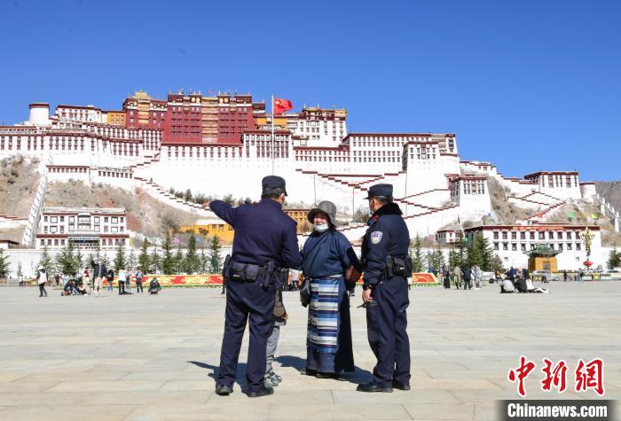 圖為1月23日，布達(dá)拉宮廣場(chǎng)派出所民警正在回答民眾咨詢?！∝暩聛?lái)松 攝