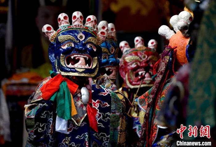 2月19日，楚布寺僧人們佩戴面具準(zhǔn)備參加跳神活動。　李林 攝