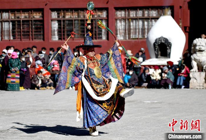 2月19日，楚布寺僧人參加跳神活動。　李林 攝