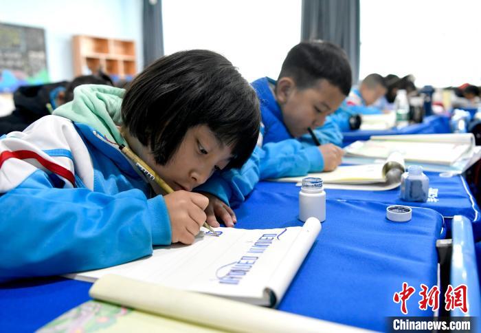 3月14日，西藏拉薩市第一小學一年級六班的學生們在藏語文課上書寫藏文?！±盍?攝