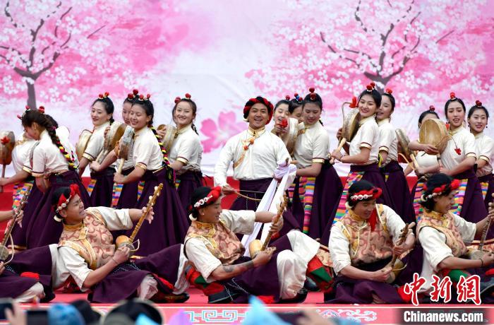 3月28日，西藏林芝第二十屆桃花旅游文化節(jié)開(kāi)幕式上的文藝表演?！±盍?攝