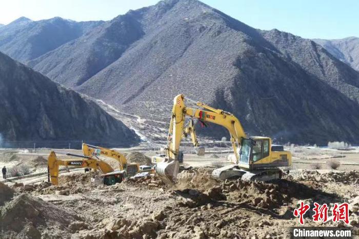 圖為高標準農(nóng)田建設(shè)施工現(xiàn)場?！「裆愔?攝