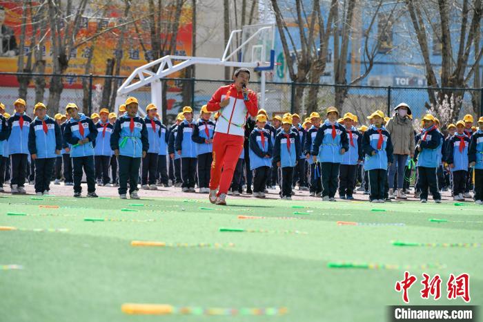 圖為學(xué)生在跳繩教練齊景龍的指導(dǎo)下做準(zhǔn)備運(yùn)動(dòng)?！∝暩聛硭?攝