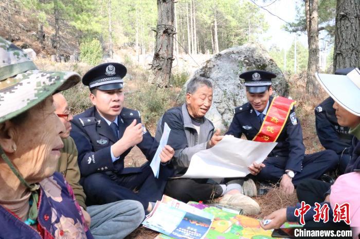 圖為竹瓦根邊境派出所民警為轄區(qū)群眾宣講森林防火常識?！≈裢吒吘撑沙鏊?供圖