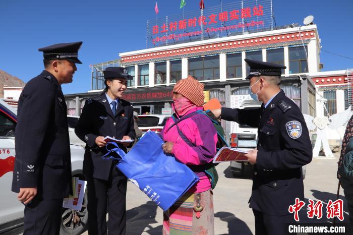 圖為日土邊境派出所民警在選轄區(qū)宣講國家安全知識?！∪尾?攝