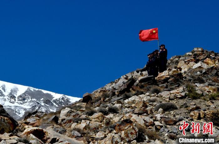 底雅邊境派出所民警夏永軍(右一)在巡邏中?！±盍?攝