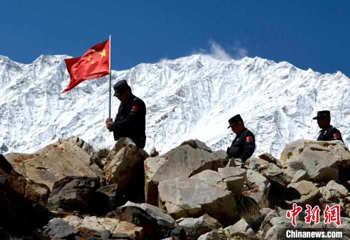 底雅邊境派出所民警夏永軍(左一)在巡邏中。