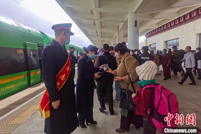 日喀則火車站工作人員引導(dǎo)乘客乘坐高原復(fù)興號?！《飞降?攝