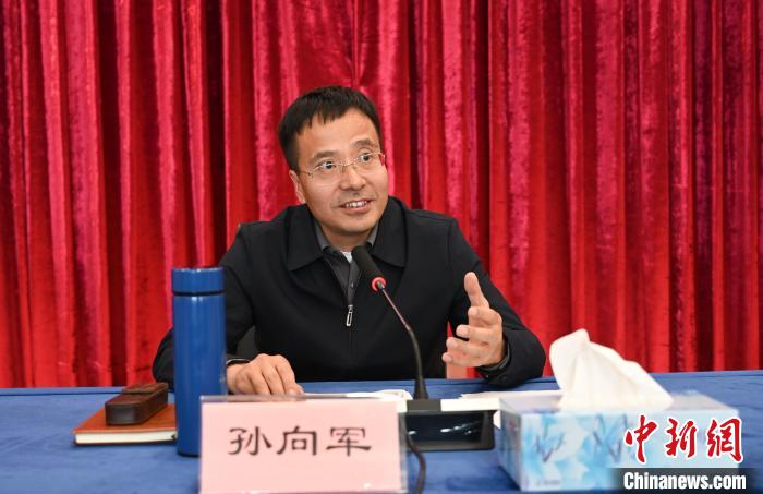 圖為西藏自治區(qū)黨委宣傳部副部長(zhǎng)、自治區(qū)社科院黨組書記孫向軍主持活動(dòng)?！≮w朗 攝