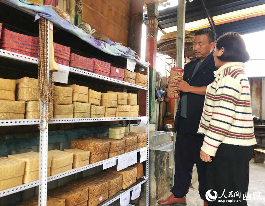 愛明（左一）給游客介紹藤竹產(chǎn)品。
