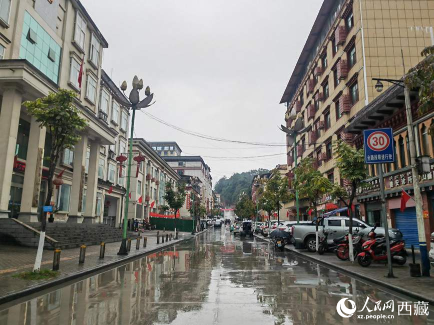 如今的墨脫縣城一應(yīng)俱全。人民網(wǎng) 李海霞攝