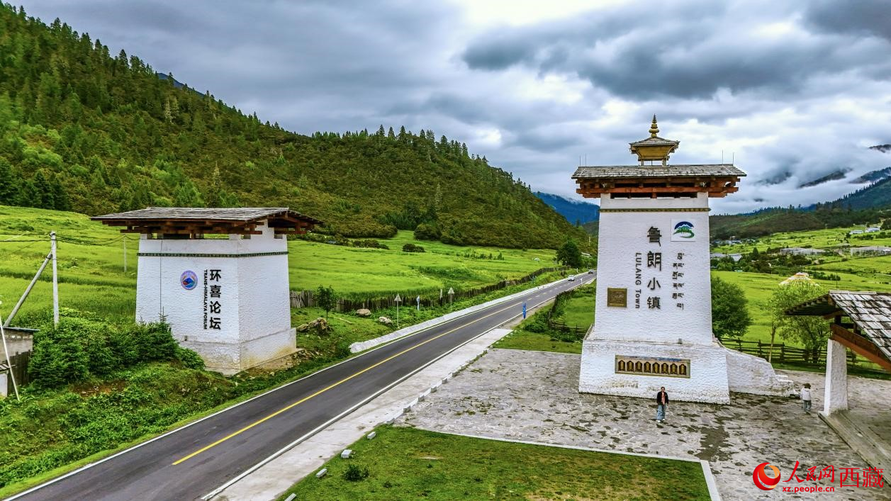 圖為魯朗小鎮(zhèn)一角。人民網(wǎng)記者 次仁羅布攝