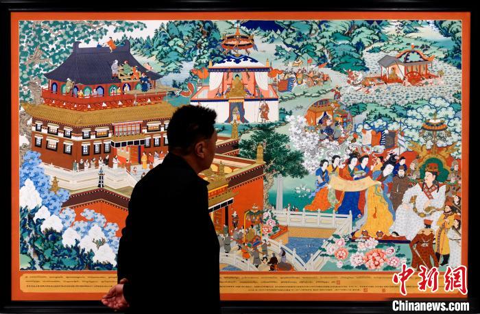 圖為5月16日，觀眾正在欣賞展覽中的新創(chuàng)唐卡作品?！±盍?攝