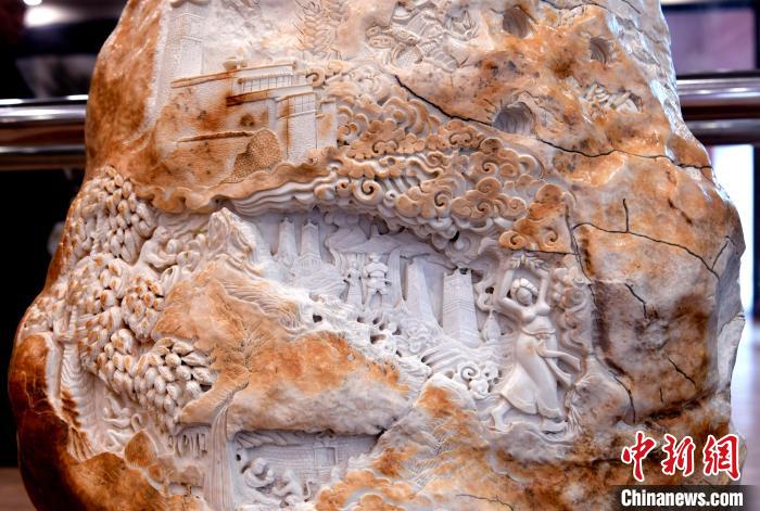 圖為5月16日，展覽中的漢白玉雕作品《猴子變?nèi)恕??！±盍?攝