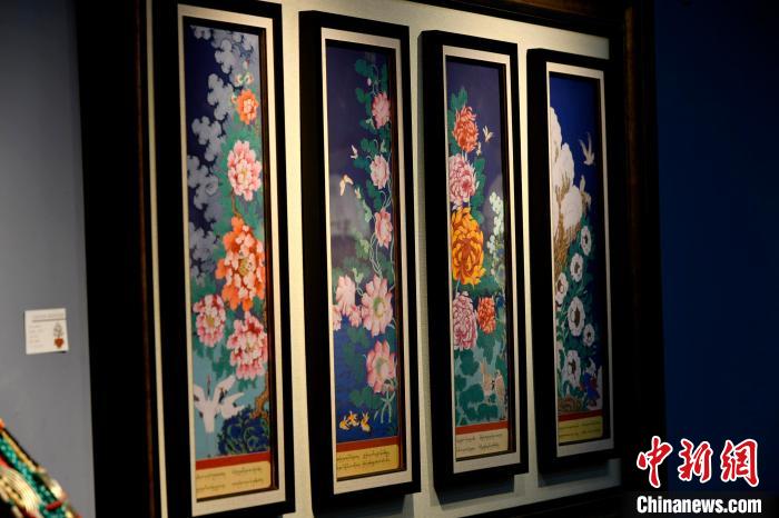 圖為5月16日，展覽中新創(chuàng)唐卡作品《四季花》。　李林 攝