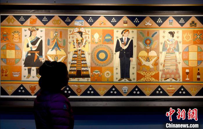 圖為5月16日，觀眾正在欣賞展覽中的新創(chuàng)唐卡作品?！±盍?攝
